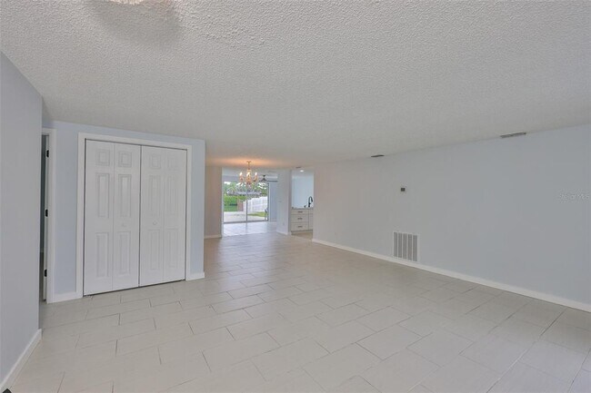 Building Photo - 423 Flamingo Dr