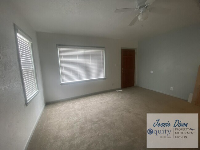 Building Photo - 219 Country Club Dr