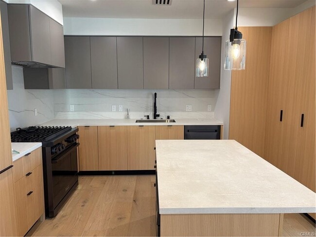 Building Photo - 10352 Riverside Dr