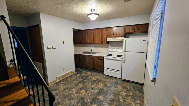 Building Photo - 370 E Northwood Ave