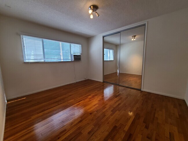 Foto del edificio - 551 N Sweetzer Ave
