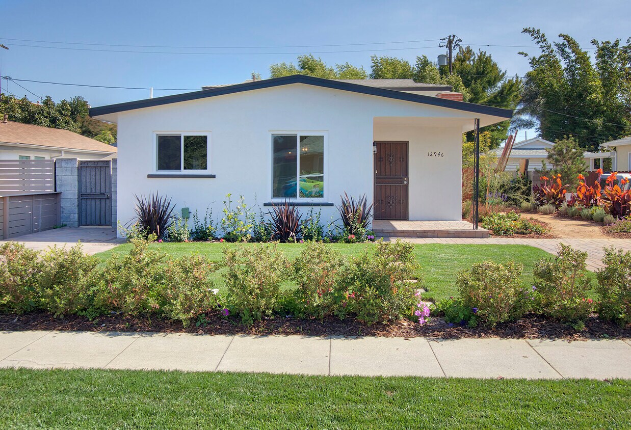 Front - 12946 Bonaparte Ave