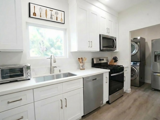 Building Photo - 6053 Selma Ave