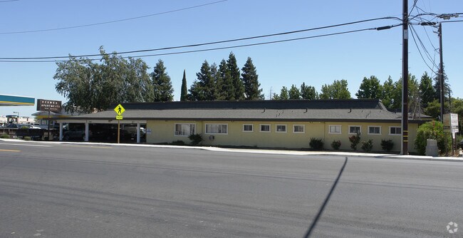 Foto del edificio - The Redwood Apartments