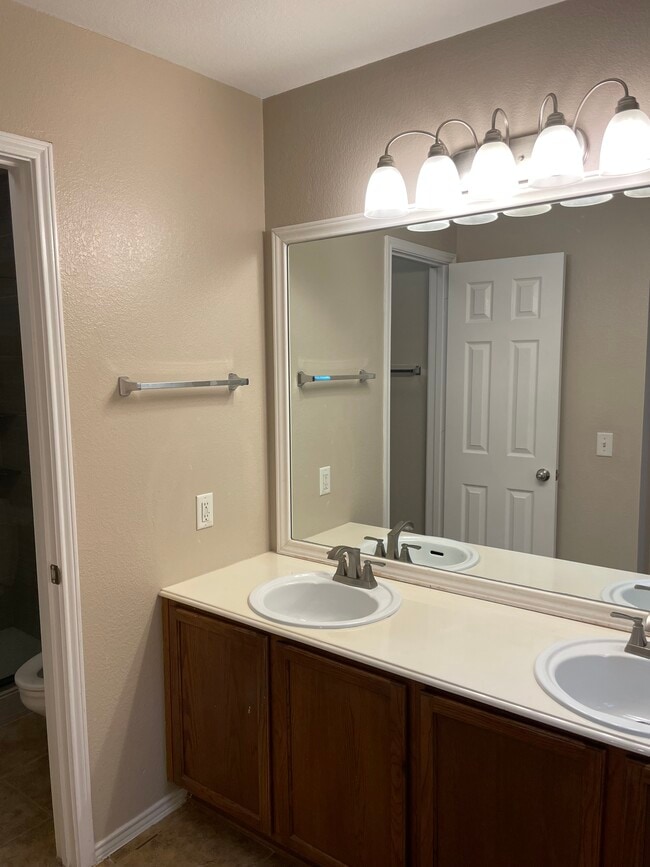 Building Photo - 2220 Stoneleigh Pl