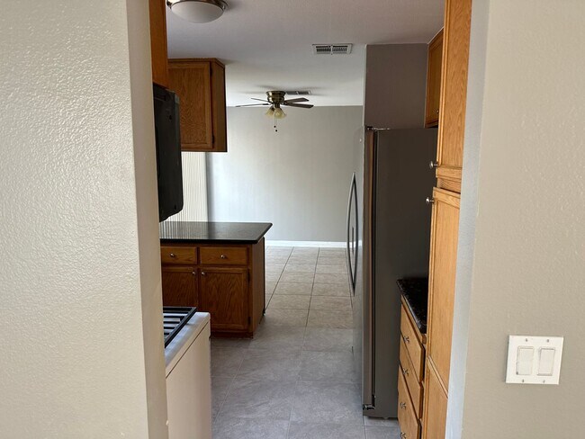 Foto del edificio - Spacious 3 bed, 2 bath, 2 car garage, 2 st...
