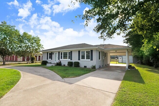 Foto del edificio - RENOVATED 2 BR, 1.5 BA W/ DETACHED GARAGE/ STORAGE - PIKEVILLE SCHOOLS