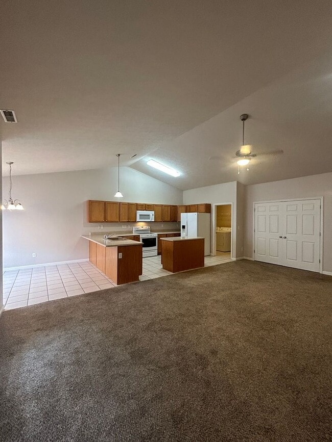 Building Photo - 3 Bedroom/2 Bathroom in Desirable Area!