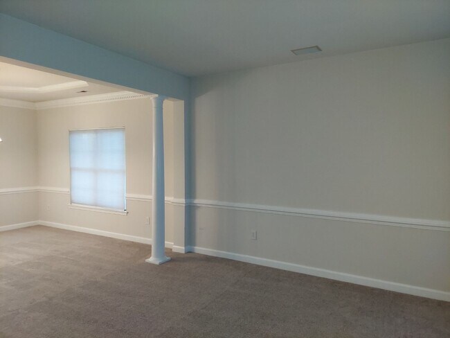 Building Photo - 4 BED 2.5BA SINGLE FAMILY HOME