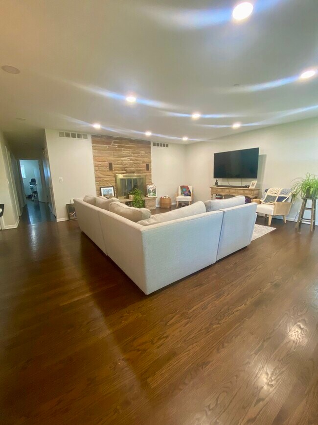 Foto del edificio - 8816 Kenton Ave