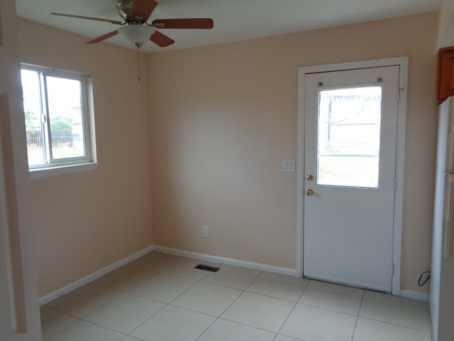 Building Photo - 7820-7820 Jasmine Dr