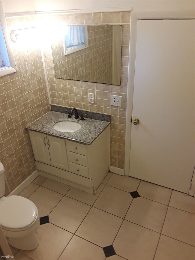 Building Photo - 2 br, 1 bath House - 770 Shelton St 1st Floor