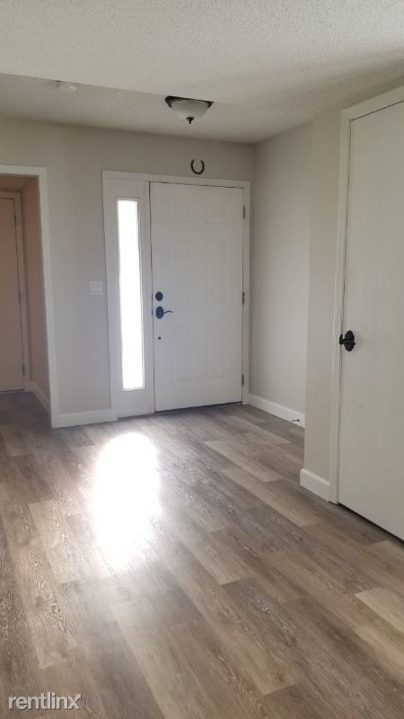 Building Photo - 3 br, 2.5 bath Townhome - 8033 N Elmwood Ave