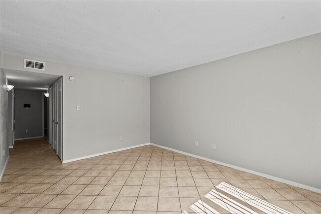 Building Photo - 2202 16th Ave N