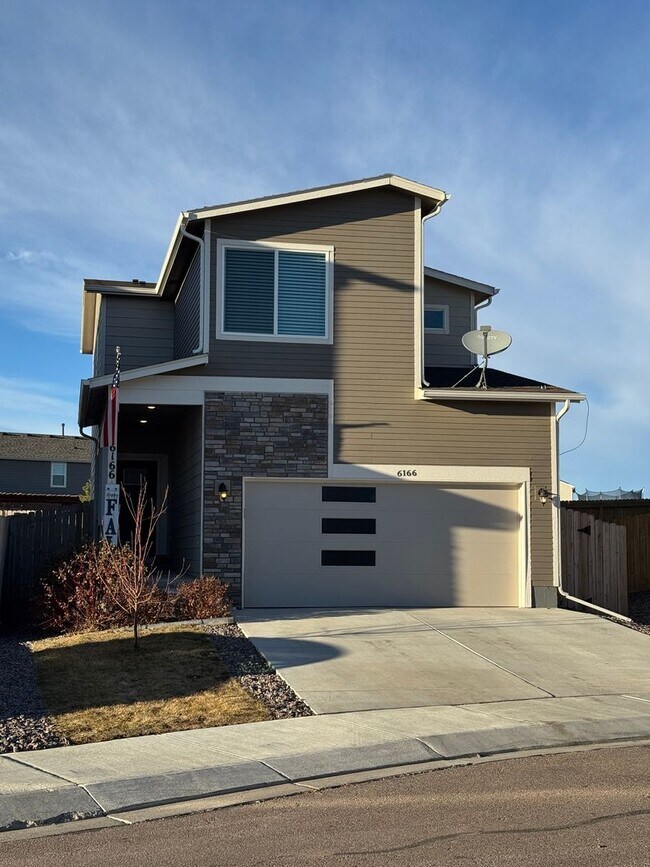 Building Photo - Like new 3 bed, 2.5 bath, 2 car in Lorson Ranch!