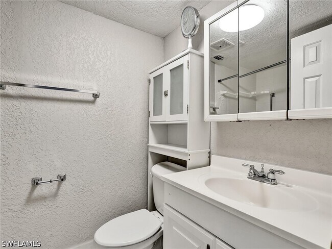 Building Photo - 4621 Bayshore Dr