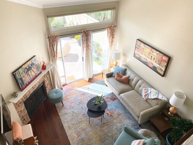 Foto del edificio - Beautiful End Unit Townhome in Fantastic A...