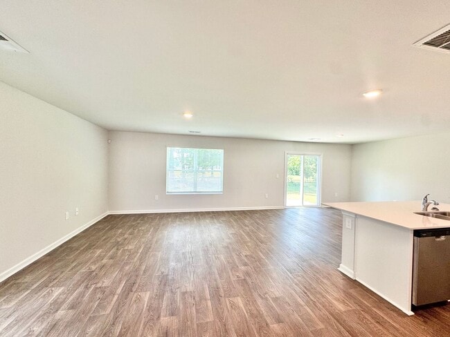 Foto del edificio - 4 bed 2.5 bath home located in the Windsong II S/D. in Rincon, Ga!