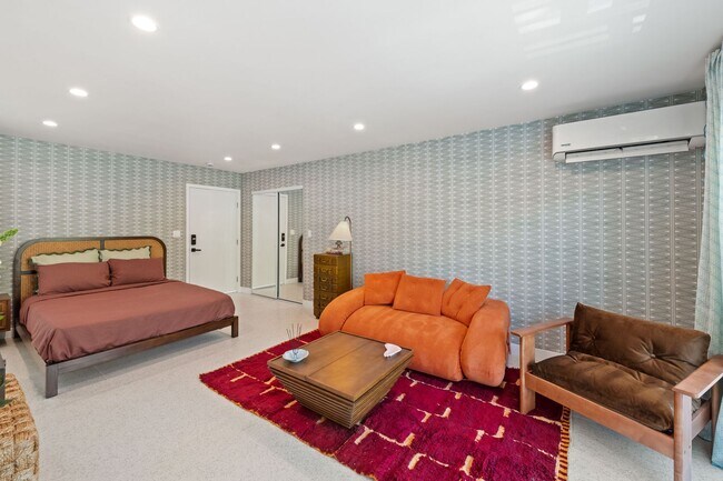 Building Photo - AVAILABLE NOW! Stunning Remodeled Studio/1...