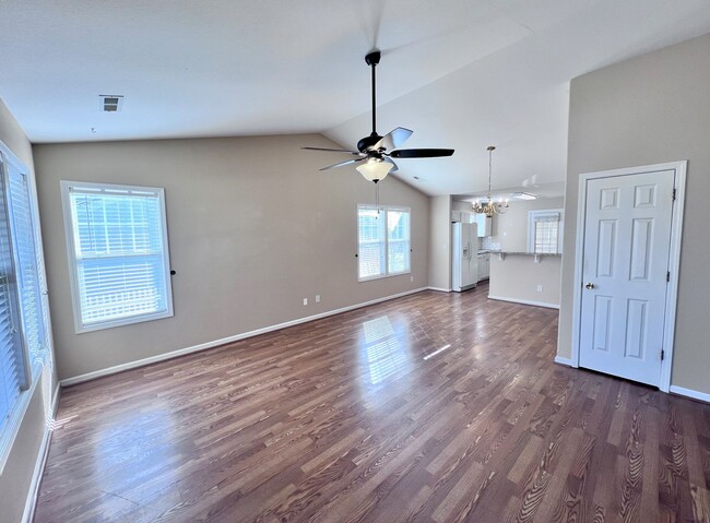 Building Photo - Adorable Cottage in Kinderton Village