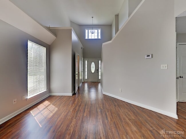 Building Photo - 105 River View Ct