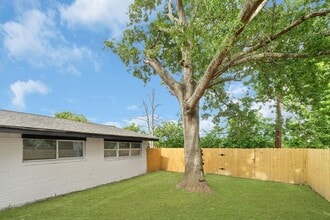 Building Photo - 11103 Greenwillow Dr