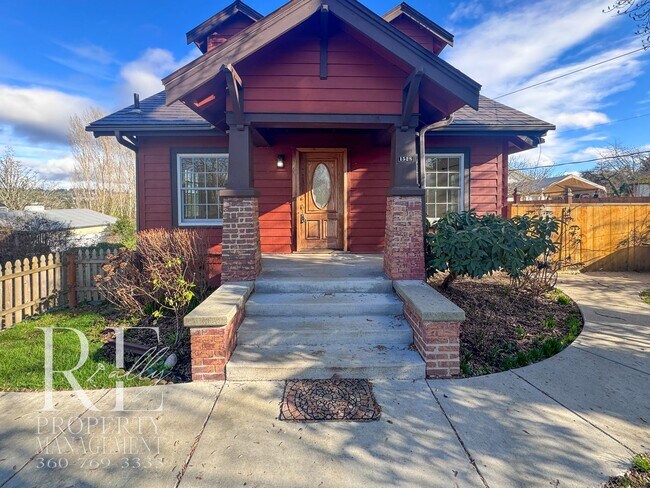 Foto del edificio - Timeless Vintage Home with Bonus Office, Expansive Yard & A/C