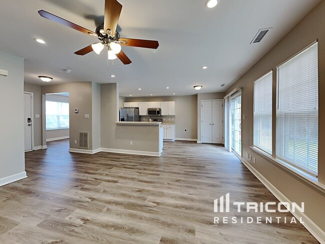 Building Photo - 4424 River Edge Dr