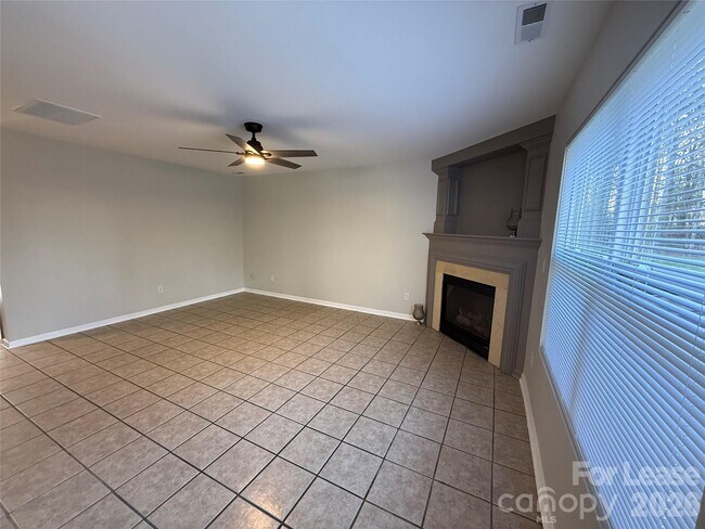 Foto del edificio - 7021 Sunman Rd