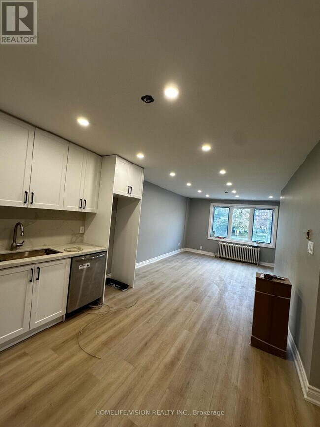 Photo du bâtiment - 2877A St Clair Ave E