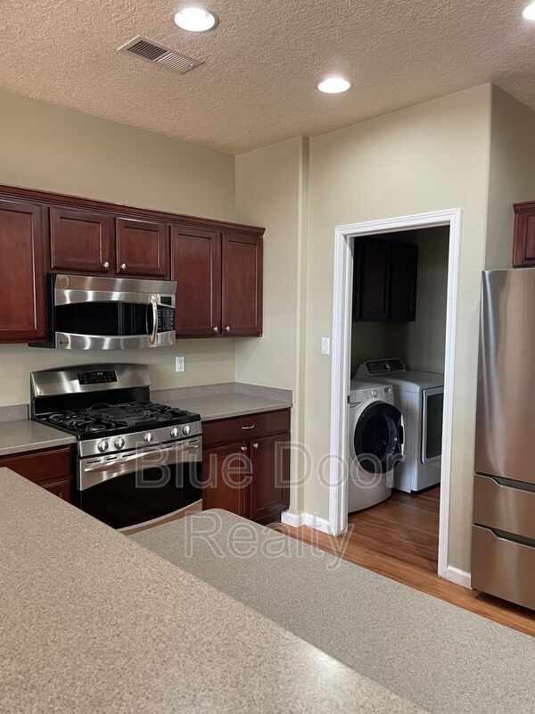 Building Photo - 3848 Buckskin Loop NE