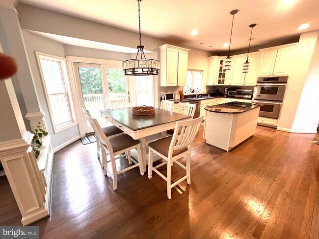 Foto del edificio - 5709 Greenview Ln