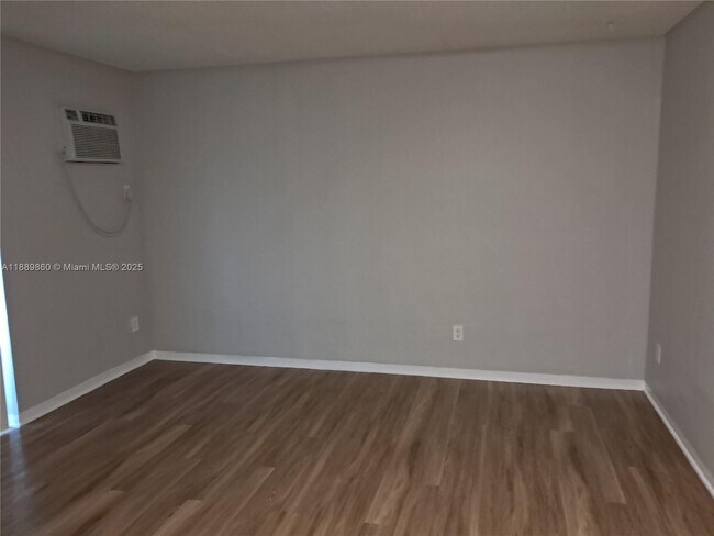Foto del edificio - 13025 Emerald Dr