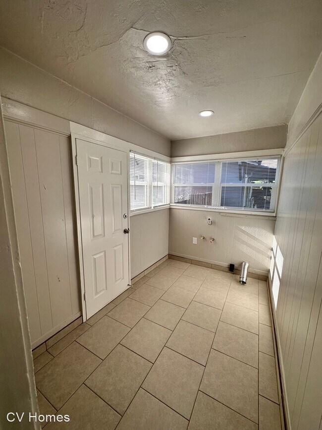 Building Photo - 3 br, 1 bath House - 402 Redwood Ave.