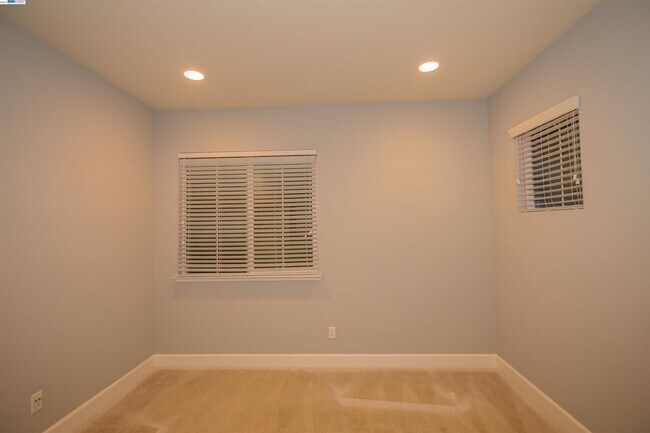 Building Photo - 314 W Santa Clara Dr