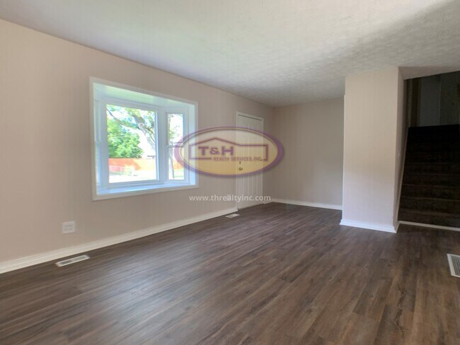 Building Photo - Lovely Tri-Level in Warren Township!