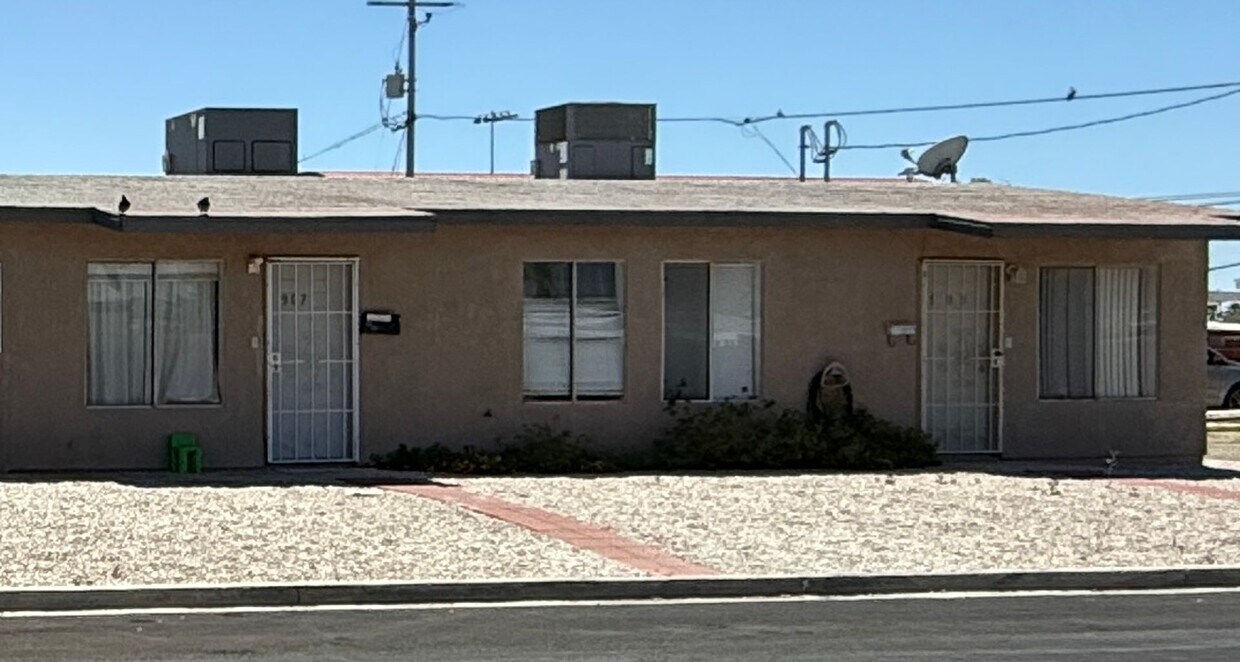 Foto del edificio - 2 Bedroom Fourplex on a Corner Lot with Large Yard