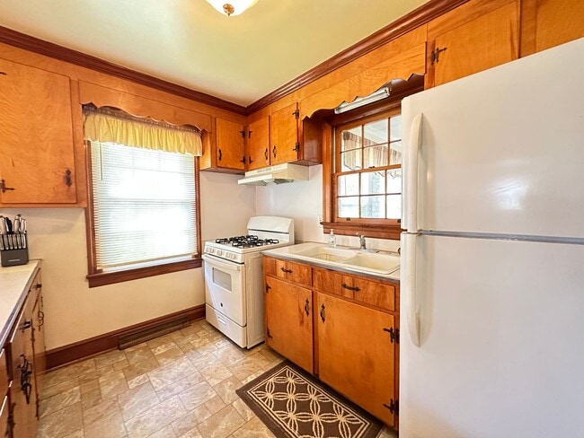 Foto del edificio - Fully Furnished/Inclusive 2 Bedroom/1 Bathroom Rancher For Rent