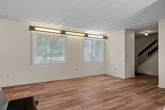 Building Photo - 3 or 4 Bed/ 3 1/2 bath
