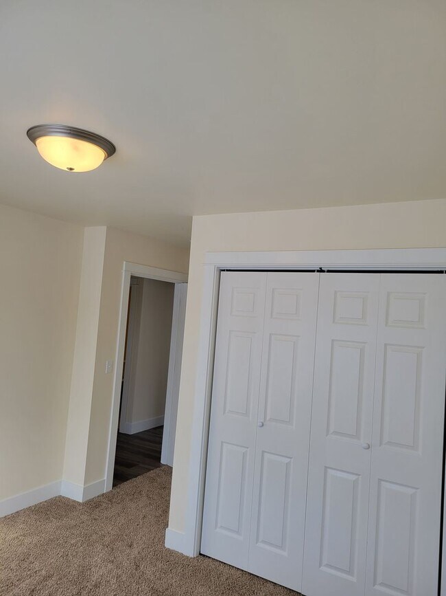 Building Photo - 4-bedroom 2 bath home in Belgrade with dou...