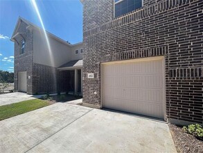 Building Photo - 412 Mockingbird Ln