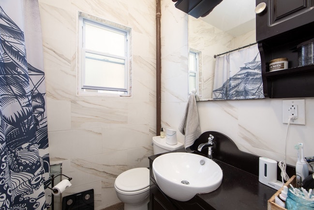 Building Photo - 434 Bleecker St