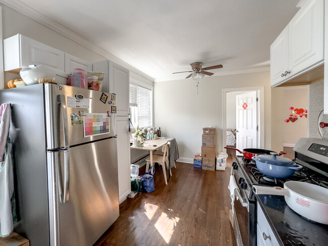 Foto del edificio - 3845 N Greenview Ave