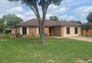Building Photo - 804 Dogwood Dr