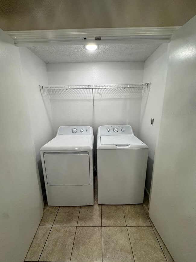 Building Photo - 2 bed / 2 bath Condo in the Center of Jone...