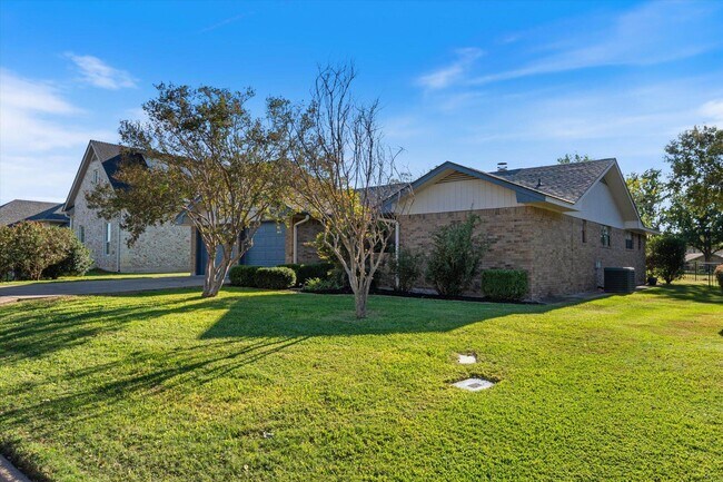 Building Photo - 421 St Andrews St