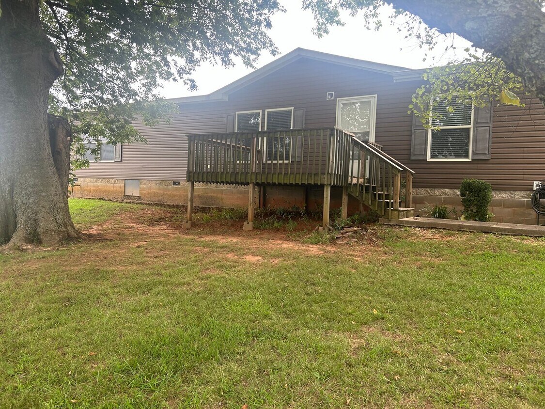 Foto principal - Nice 4 bedroom, 2 bath home with beautiful...