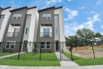 Building Photo - 4802 Elysian St
