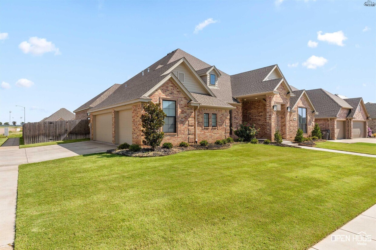 Foto principal - 5682 Blackstone Dr