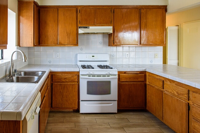 Kitchen - 15114 S Budlong Ave